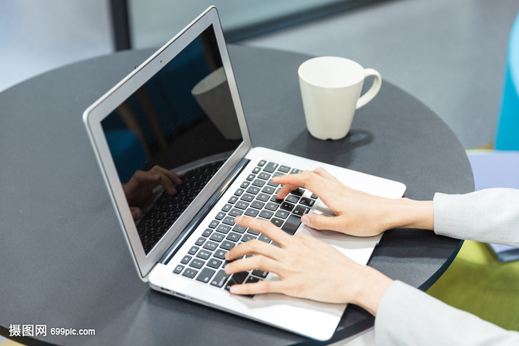 商務(wù)女性的數(shù)字伙伴 計(jì)算機(jī)在現(xiàn)代辦公中的卓越表現(xiàn)